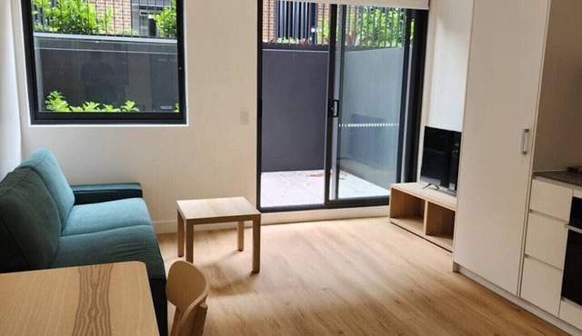 Cosy Unit Near Light Rail