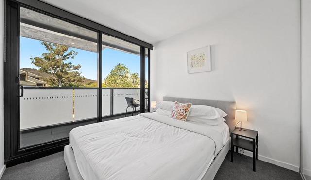 Cosy Unit with Secure Parking and Garden Access