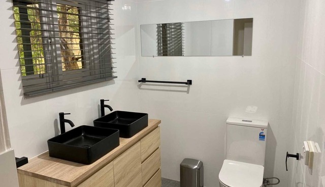 Cottage - 3 Bedrooms & 2-bathroom Cottage in Mitcham