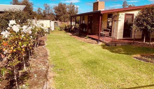 Cottage with spa and beach nearby in Woodside Beach
