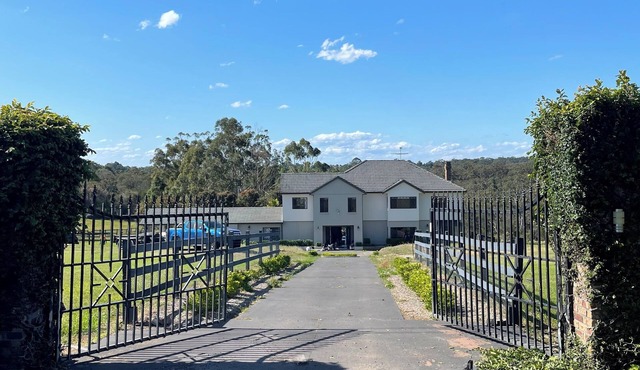 Country private estate overlooking panoramic views,Pet friendly . Resort pool