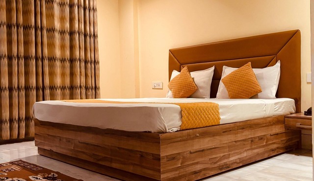 Couples Room with Attached Washroom Near Delhi Airport