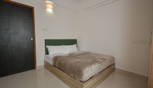Cozy 1-bedroom apartment in charming Bengaluru with WiFi, AC