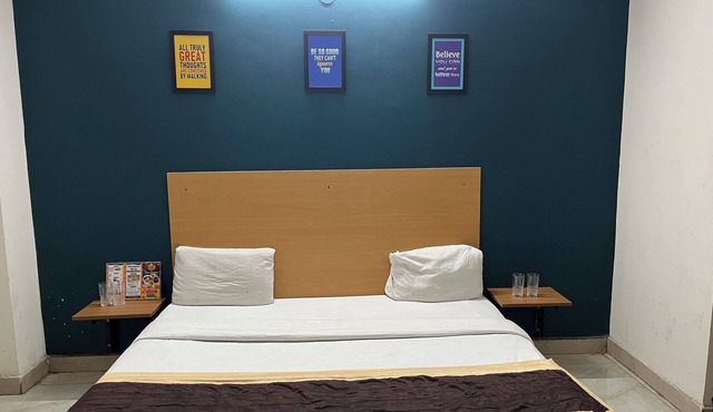 Cozy 1-bedroom apartment in fantastic Faridabad with WiFi, AC and work tabel