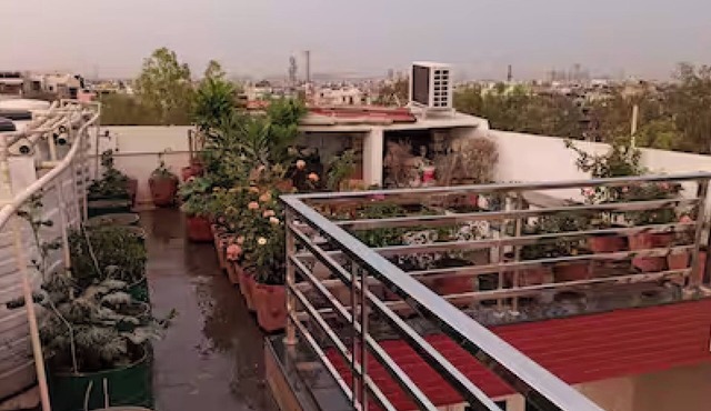 Cozy 1-bedroom apartment with fitness room and AC in enjoyable New Delhi