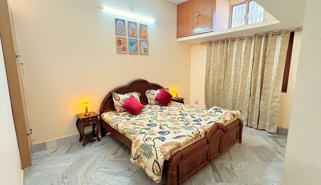 Cozy 1-bedroom apartment in pleasant Vrindavan with AC
