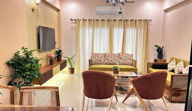 Cozy 1-bedroom apartment with WiFi, AC in pleasant Delhi
