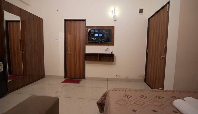 Cozy 1-bedroom apartment in Indore with AC