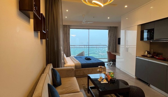 Cozy 1-bedroom apartment in Noida with AC, WiFi & Majestic City View