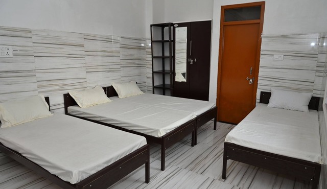 Cozy 1-bedroom hotel in welcoming Sindhlas with AC