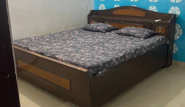 Cozy 2-bedroom apartment with WiFi, AC in fantastic New Delhi