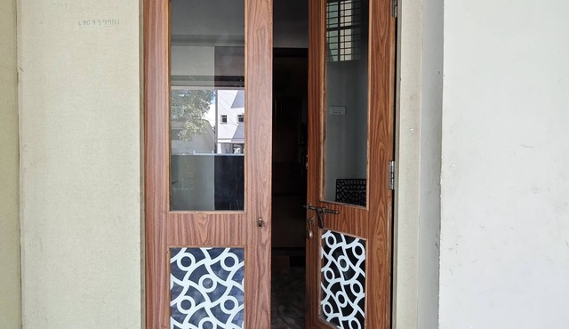 Cozy 2-bedroom apartment with AC,Furnished Living space & Fully Equipped Kitchen