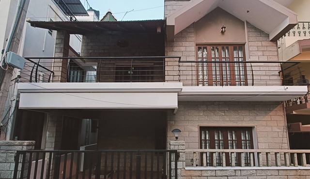 Cozy 2-bedroom bungalow in Bengaluru-Hebbal with Wi-Fi, AC, Balcony and Parking