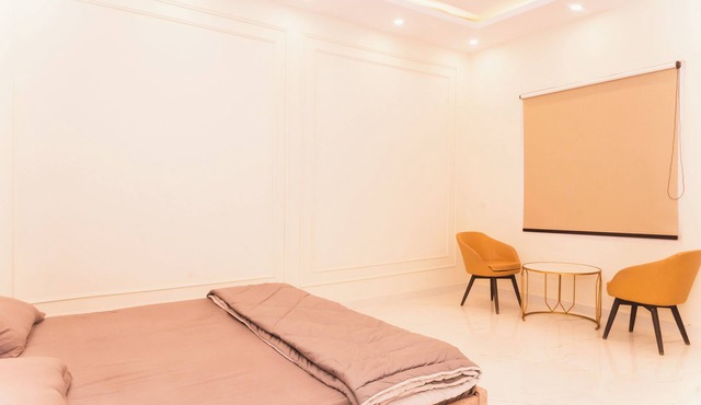 Cozy 4-bedroom cottage in enchanting Gurugram with AC,swimming pool,open bar,dj