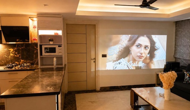 Cozy Casa-2BHK Apartment-Projector-Near Noida Sec62