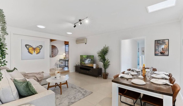 Cozy Comfort: 4BR near Malls and Transport! in Robertson