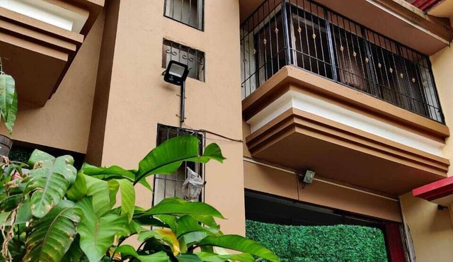 Cozy Hill-touch villa with Lounge Pool. Quiet neighbourhood. Quick trek to lake