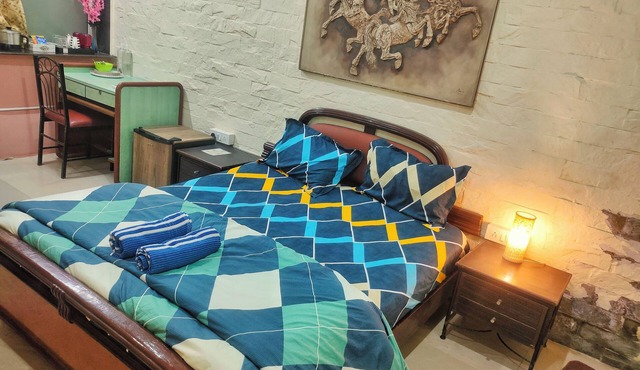 Cozy Ivory Room in Juhu, Mumbai.