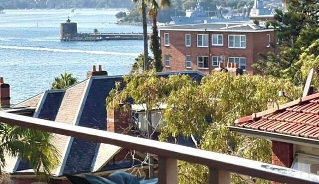 Cozy Kirribilli Studio with Sydney city and water views.