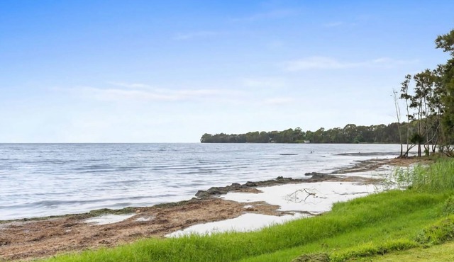 Cozy Lakefront Home Pet Friendly