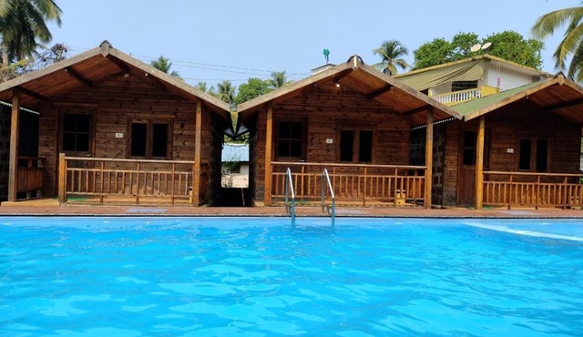 Cozy wooden huts/cottages on edge of Arambol Beach