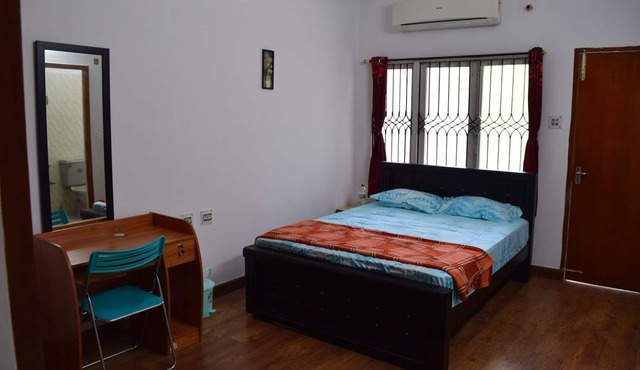 Cozystay near Hotel Taj Coromandal - Room No.3
