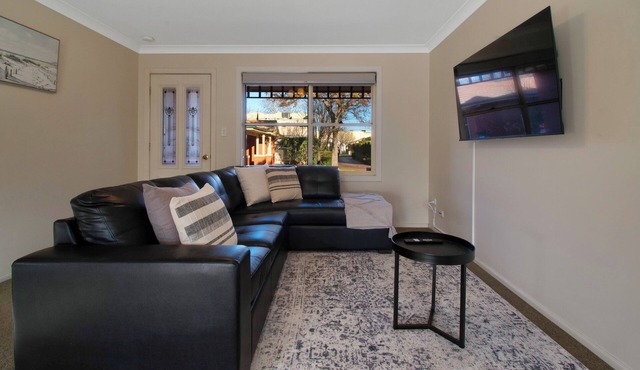 Crampton Comforts - Walk to CBD, Cosy & Homely in Wagga Wagga