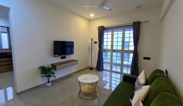 Crane House: Spacious 2BHK AC Flat by Bleisure