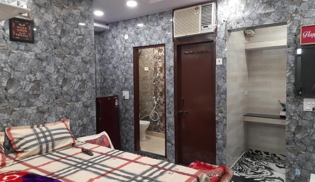 Cream location luxury stay in posh lajpat nagar with attached kitchen and washroom,complete private apartment with full privacy and private entrance, cal 92121, 74700