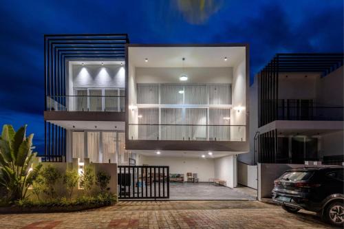 Crystal Blue Villa by StayJadePrivatePoolVegFood