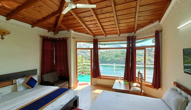 Crystal LakeView Homestay