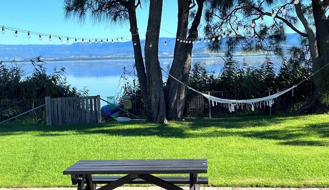 Cudgeree Bay Lake House - Right on Lake Illawarra's edge