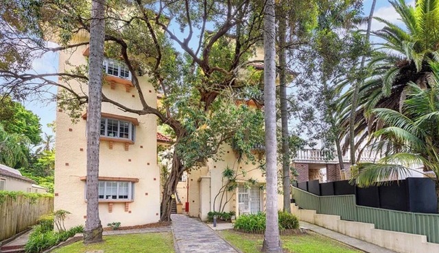 Cute and quiet 1 BR + sofa bed close to Bondi Beach and shops