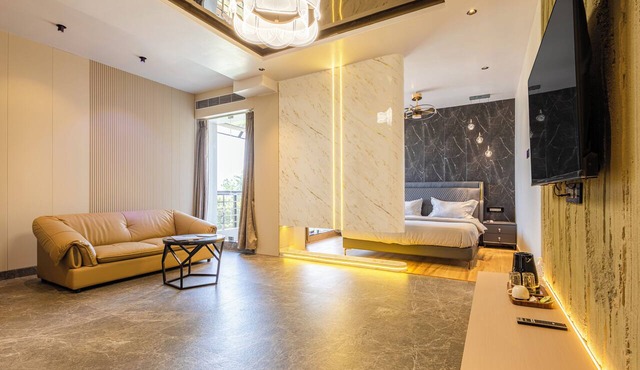 CVR'S HOTEL GLASS BIRD
