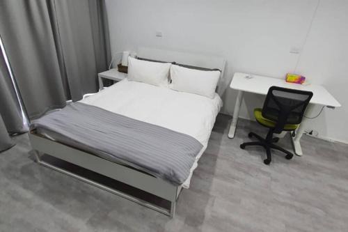 Dana-Spacious Private Room in Shared 2-Bedroom Apartment-1 in Canberra