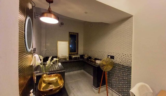 Darha House – A Refined 2BHK Residence Near Airport with Free Parking and AC