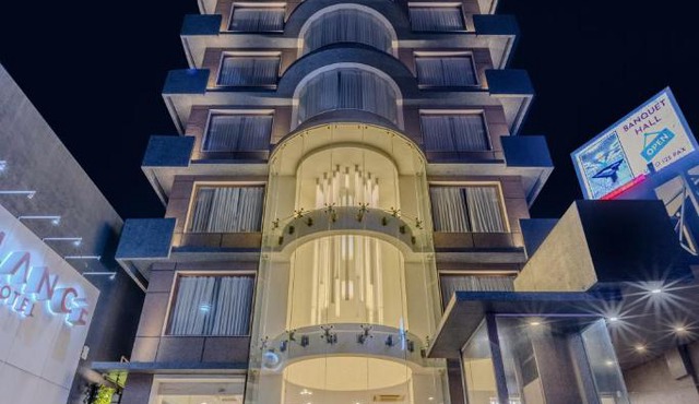 De Glance Hotel, Near Surat Railway Station