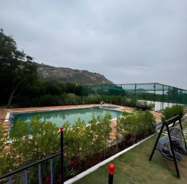 Deccan Green 3BR Pvt Pool Farmhouse By Homeyhuts
