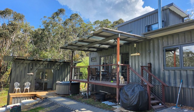 Delightful 3-4 BR 2Bath Container Home with views in Hartley