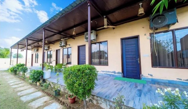 Delightful 4-bedroom farmhouse with AC in charming Teelawas