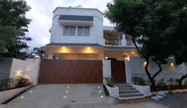 Delightful 4 BHK villa with pool and beach access