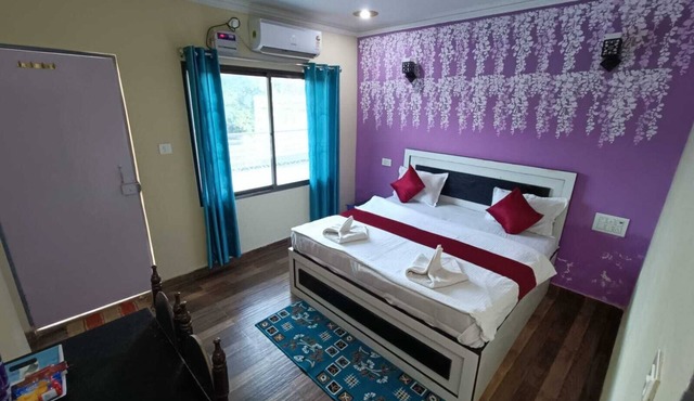 Deluxe 4 room -bedroom B&B with WiFi and AC in fantastic Varanasi Sarnath