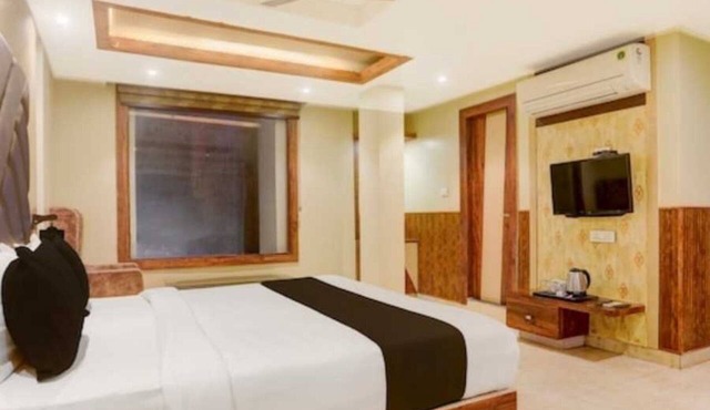 Deluxe Aarunya Residency And Banquets