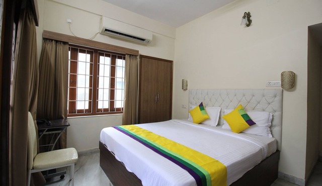 Deluxe AC Room w/Balcony at Anamitra Guest House #2