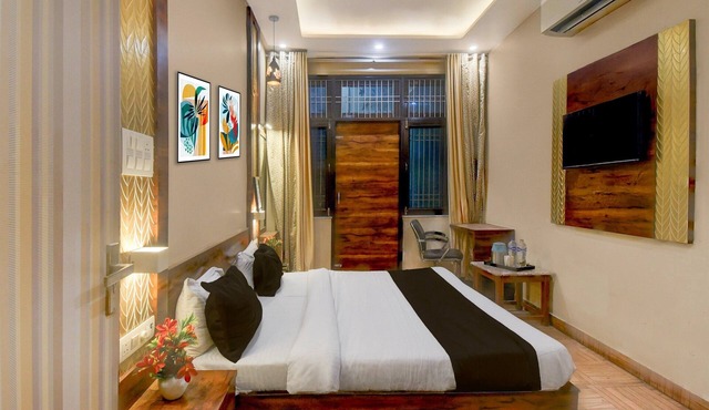 Deluxe Aishwarya Inn