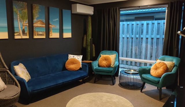 Deluxe Fully Air-conditioned 4BR ＋ Movie/Family Room in Burpengary East