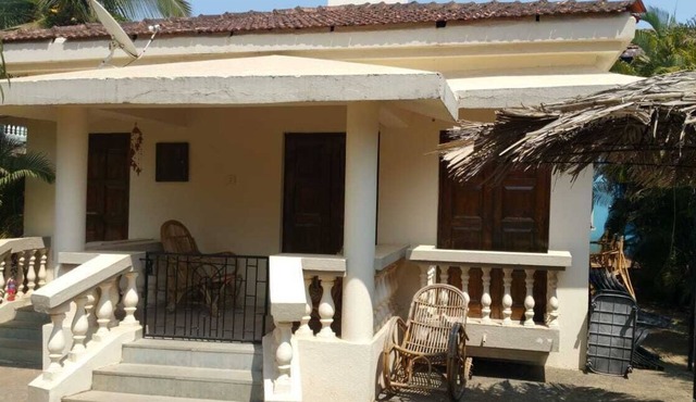 Detached 2 Bed 2 Bath Bungalow with private patio, gardens, and very large pool