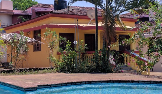 Detached 2 Bedroom 2 Bathroom Poolside Beach Bungalow 200 meters from VarcaBeach