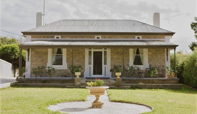 Devitt on French is a quiet, romantic stone cottage in Angaston, Barossa Valley in Angaston
