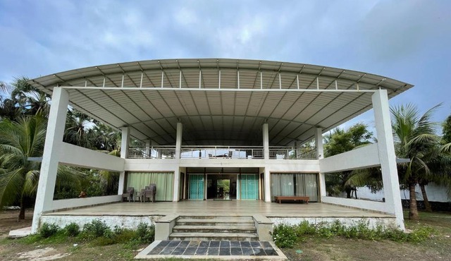 Disha Villa-Casa Oceano, sea facing villa with a pool, at Palghar